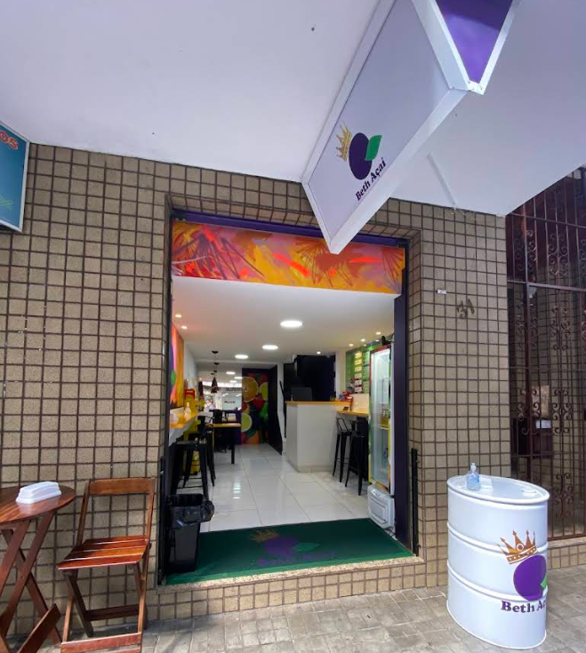 450 mO Açaí da Beth é referência em sabor e tradição em Nova Friburgo. Com porções generosas, ingredientes frescos e diversas combinações, o espaço conquistou o paladar dos friburguenses e visitantes. Perfeito para quem busca refrescância, energia e aquele açaí do jeitinho que você gosta!