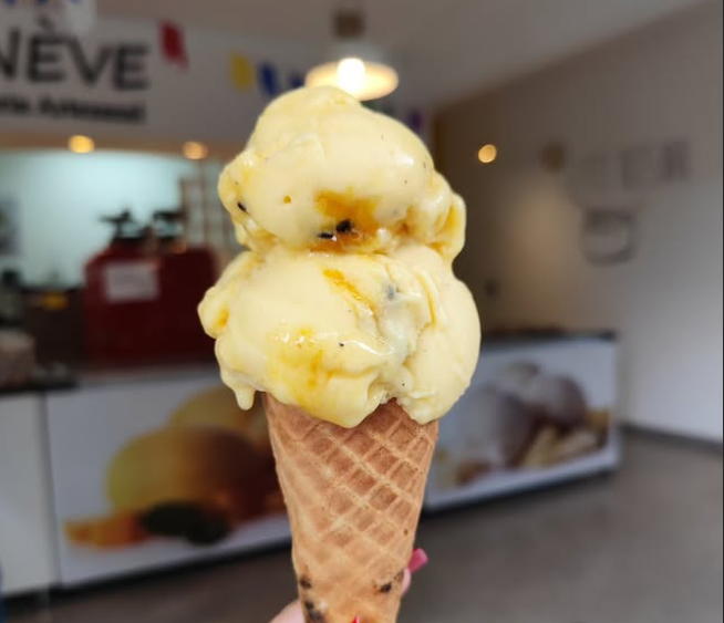 550 mA Genève Gelateria Artesanal é um pedacinho da Itália em Nova Friburgo. Com produção própria e receitas tradicionais, oferece gelatos cremosos, feitos com ingredientes selecionados e muito cuidado em cada detalhe. Uma experiência autêntica e saborosa para quem valoriza o verdadeiro gelato italiano.