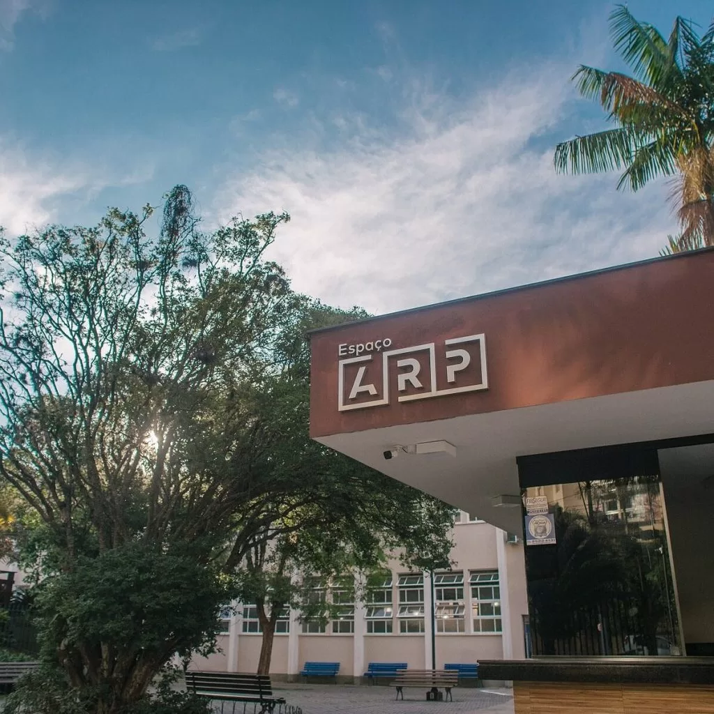 1,1kmUm super espaço com amplo estacionamento, no centro de Nova Friburgo. Área de lazer, Restaurantes, Lojas, Serviços, Turismo e Arte, tudo em um só lugar!